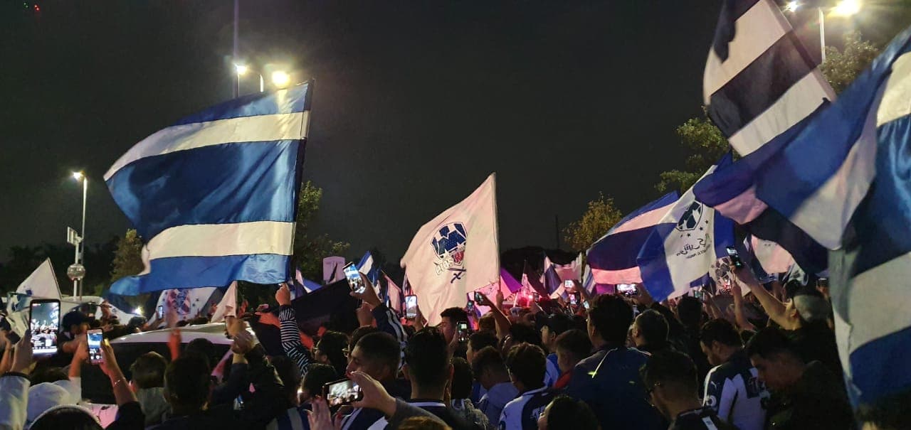 La afición de Rayados muestra confianza en su equipo y llega al Estadio con banderas, cánticos y bengalas.