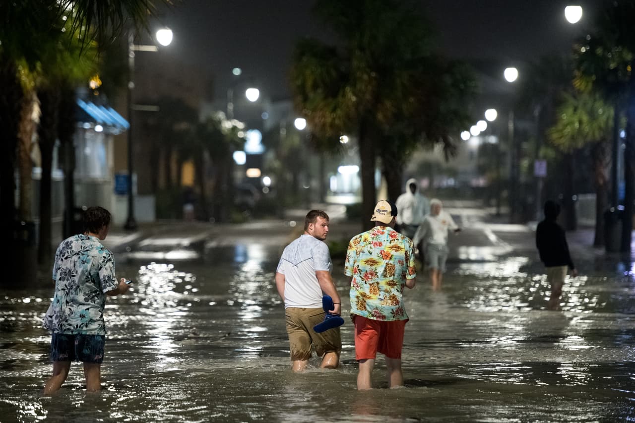 El huracán había aterrizado justo después de las 11 pm del lunes con vientos máximos sostenidos de 85 mph. (Myrtle Beach, SC)