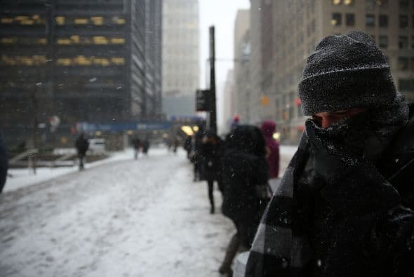 La ciudad que nunca duerme, hoy es azotada por una tormenta que no sólo la ha paralizado, sino que ha dejado a miles varados en aeropuertos nacionales e internacionales. Impresionantes las estampas de #NuevaYork el 26 de enero de 2015, una día para la historia de la 'Gran Manzana'
