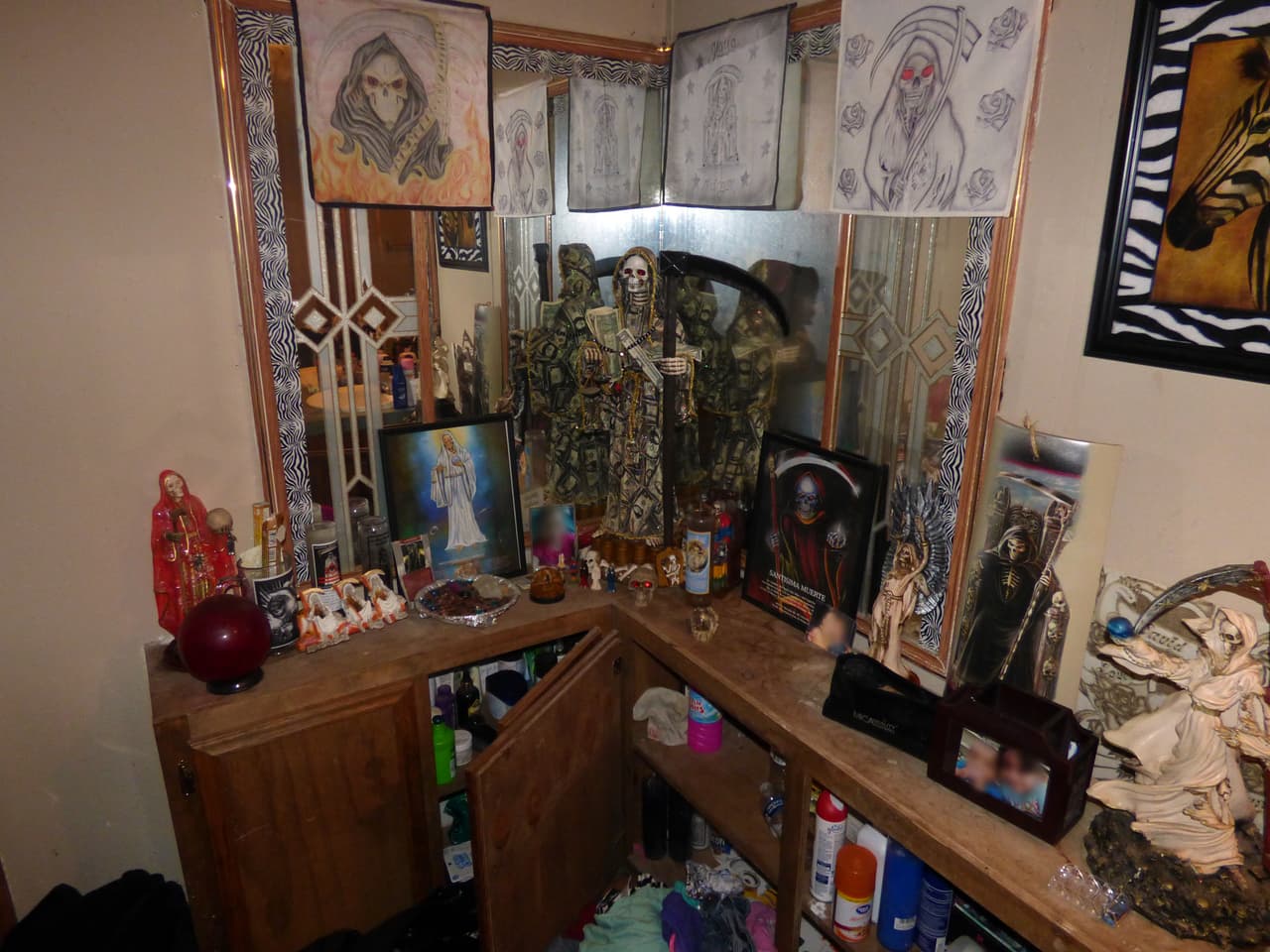 El altar tine diversas figuras y hasta fotos de algunos menores de edad, presuntamente familiares de uno de los detenidos.