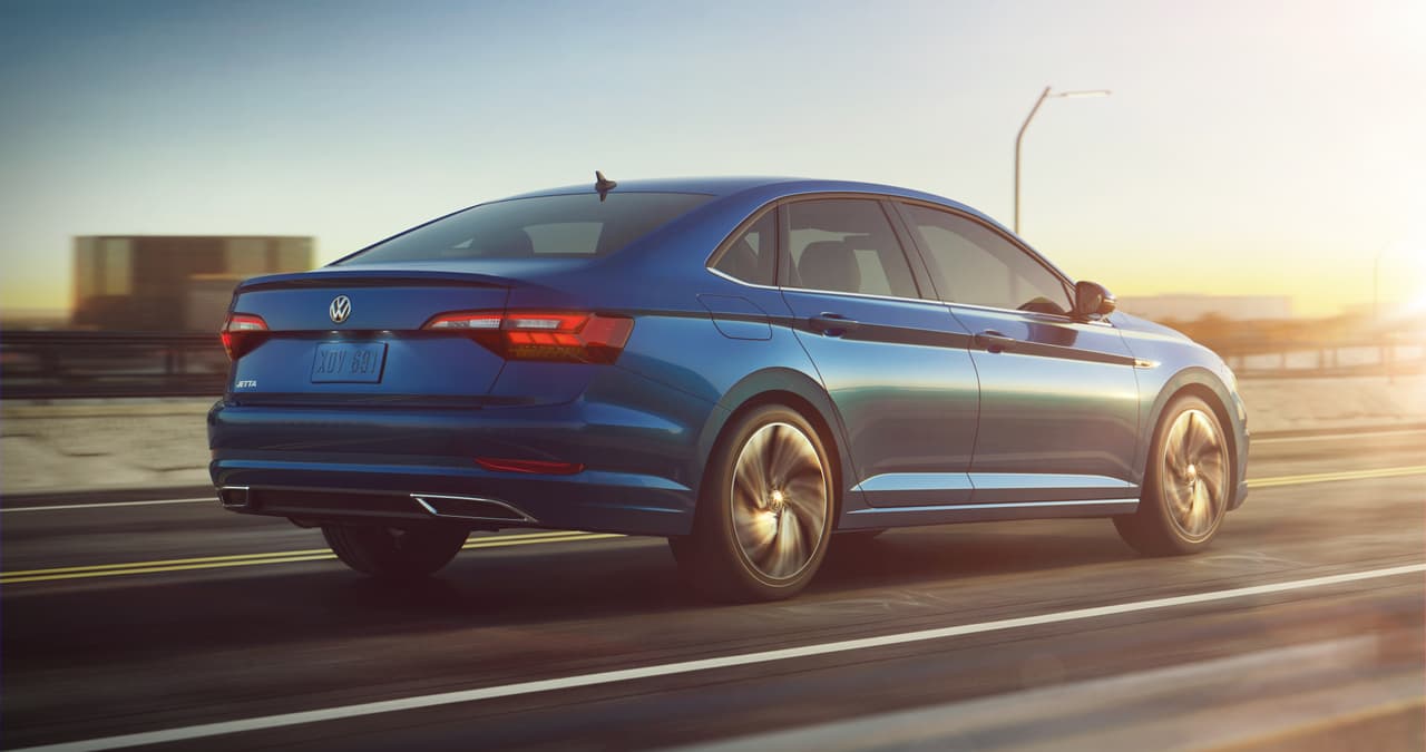 La doble salida de escape viene a refrescar la zona posterior del
<b> VW Jetta 2019.</b>
