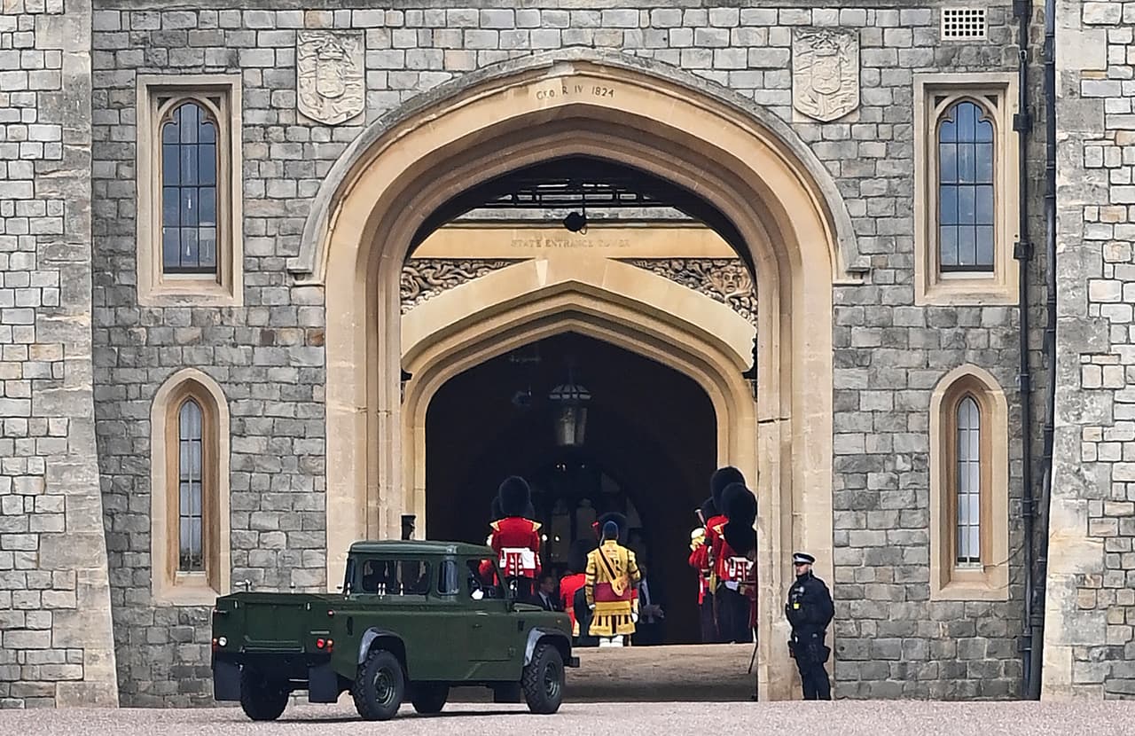 La Land Rover llevará el cuerpo del príncipe Philip del castillo hasta la capilla de San George en Windsor. La reina estará en la parte trasera de la procesión.