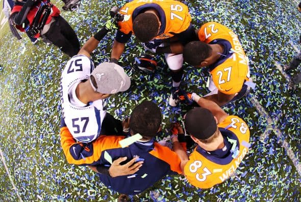 Los Seahawks, con un fútbol "total", el que había trabajado el entrenador del equipo durante toda la temporada regular, el veterano Pete Carroll, derrotaron por paliza de 43-8 a los Broncos, la mejor ofensiva de liga, con el mariscal de campo Peyton Manning a la cabeza. No habían pasado ni 12 segundos desde el comienzo del partido y los Seahawks ya hicieron historia con la anotación más rápida que se había dado jamás en un Super Bowl. Pero lo peor no fue el dejarse anotar dos puntos, sino la imagen de enfrentamiento entre Manning y el centro de origen mexicano Manny Ramírez, que no le dio bien al balón, y aunque el corredor Knowshon Moreno lo recuperó, lo hizo en la zona de protección. La mejor ofensiva de la NFL estaba paralizada, sin saber qué hacer, y ahí fue el comienzo y el final del partido disputado en el MetLife Stadium, de East Rutherford (Nueva Jersey), donde la temperatura fue de 43 grados. Malcom Smith recibió el premio de Jugador Más Valioso (MVP), el octavo defensor que lo consigue en un partido de Super Bowl y el tercer apoyador. Carroll, de 61 años, el tercer entrenador con más edad de la NFL que ganó un Super Bowl, se convirtió en el tercer entrenador que logra los dos títulos de campeón universitario de la NCAA con el equipo de USC y ahora los Seahawks en la NFL.