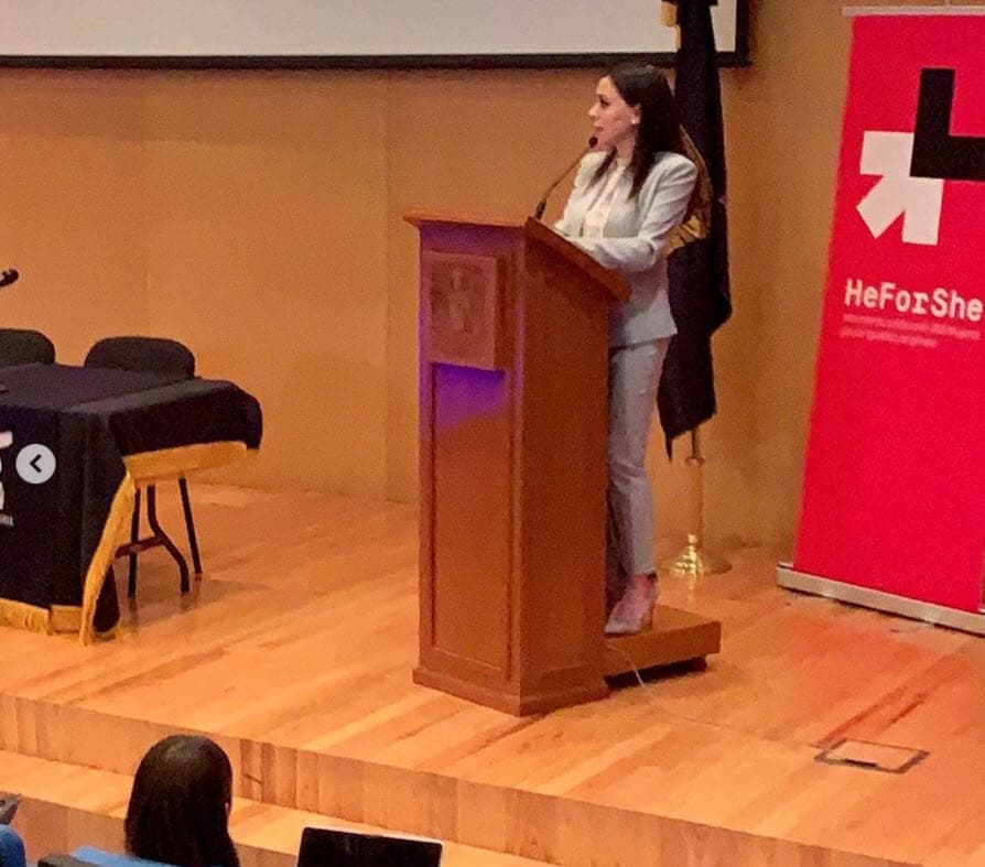 Los caminos que unieron a Hanna Jaff con Henry Roper-Curzon fue gracias a una amiga en común, según una reseña de la revista
<b><a href="https://us.hola.com/royals/20200305fla4n4rxxb/hanna-jaff-latina-british-royal" target="_blank"> Hola!. </a></b>
<br>