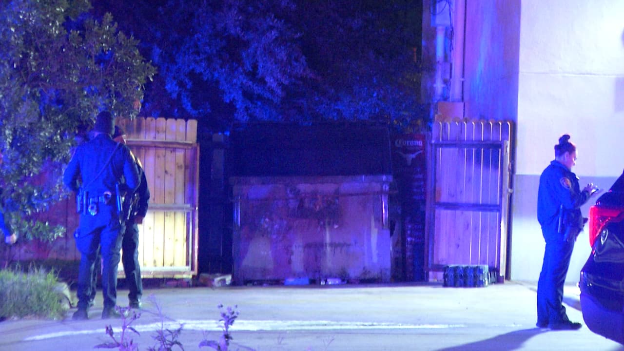 El Departamento de Bomberos de San Antonio acudió al reporte del incendio de un basurero, sin embargo, al intentar apagar el fuego se dieron cuenta que había un cadáver quemándose al fondo del contenedor.