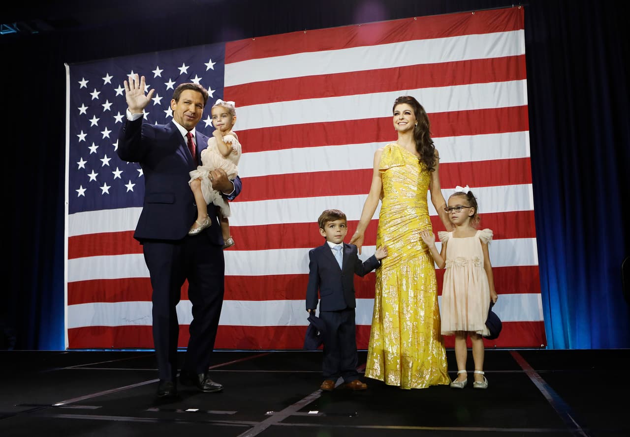 El gobernador de Florida, Ron DeSantis, acompañado de su esposa Casey y sus hijos Madison, Mason y Mamie, en una fotografía del 8 de noviembre de 2022.