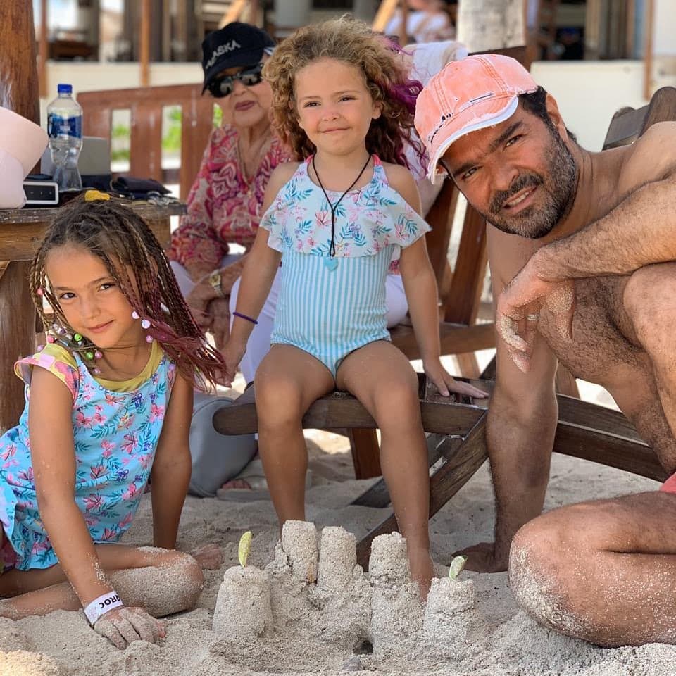Pablo Montero emitió un comunicado en el que habla del "compromiso que tiene con sus dos hijas", Carolina, de 9 años, y Daniela, de 6 años. En él,
<b><a href="https://www.univision.com/famosos/pablo-montero-demanda-exesposa-carolina-van-wielink-pension-hijas">denuncia que su excónyuge, Carolina Van Wielink, no lo deja convivir con las pequeñas. </a></b>
