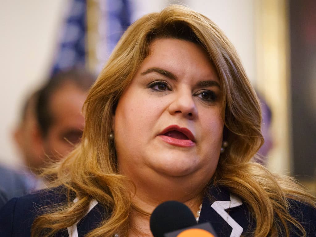 En conferencia de prensa, en Manatí, Jenniffer González, gobernadora de Puerto Rico, corroboró que todavía no hay una fecha para la remoción de la barcaza Defiant. 
<br>
<br>Recordó que la barcaza encalló "al lado de donde vivimos". Se ha pedido evitar la zona, pero ella y 
<b><a href="https://www.univision.com/local/puerto-rico-wlii/gobernadora-de-puerto-rico-maulla-en-un-podcast-con-yovin-el-esposo-que-pidio-a-la-virgen-de-fatima-fotos" target="_blank">su esposo, José Yovín Vargas,</a></b> fueron el lunes en la noche y quedaron sorprendidos por "
<b>las condiciones del tiempo tan adversas"</b>. Citó que 
<b>las olas son de 10 y 12 pies (de 3 a 3.5 metros)</b>.
<br>
<br>Anticipó que la Guardia Costera estaba "estimando que las condiciones del tiempo deberían mejorar para el miércoles o el jueves".