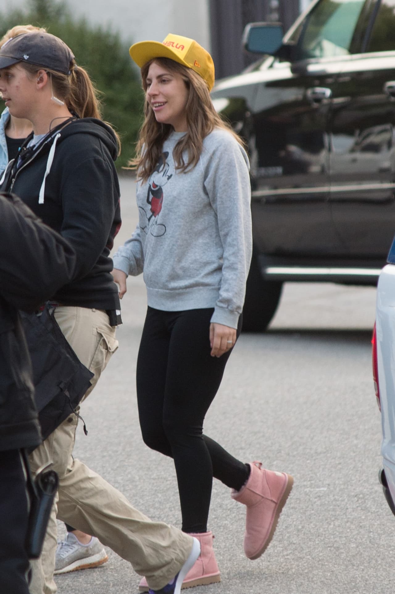 Lady Gaga entró al estudio de la película con un look muy particular: sin maquillaje, un saco de Mickey Mouse, Uggs rosados y gorra amarilla.
<br>