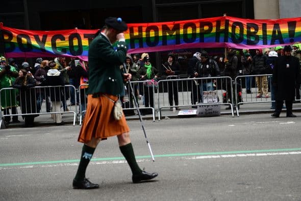 Todo esto provocó que activistas sociales y colectivos a favor de los derechos de personas homsexuales, se manifestaran este lunes durante el desfile.