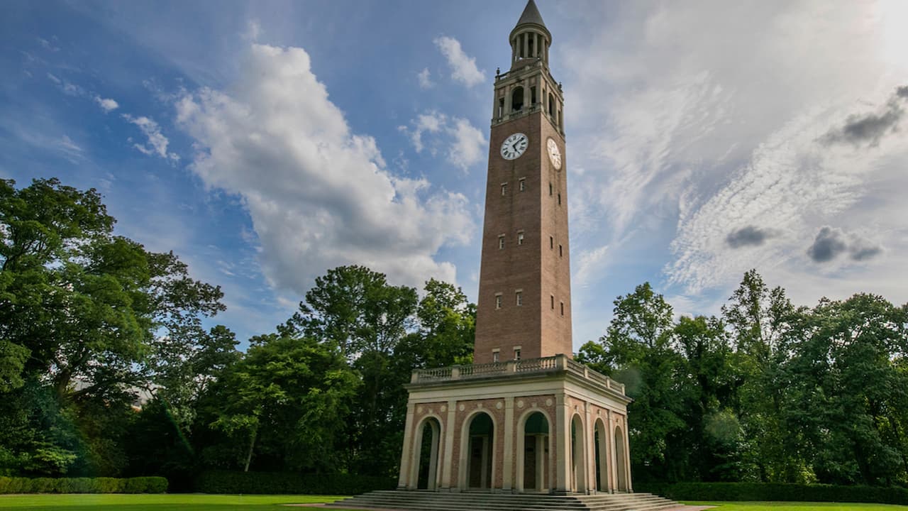 UNC-Chapel Hill suspende las clases en persona por brotes de coronavirus entre el estudiantado