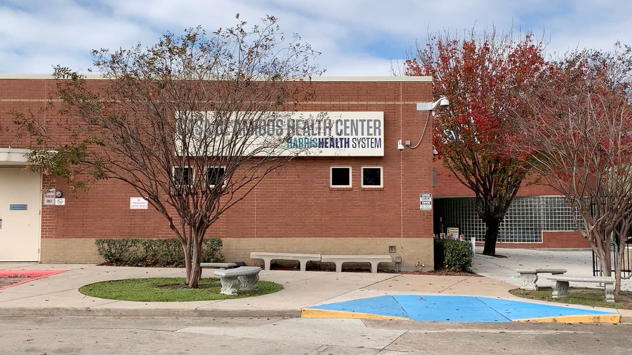 Para la información y los horarios de los sitios de vacunación, consulta la página 
<a href="https://houstonemergency.org/gift-cards-for-covid-19-vaccinations/" target="_blank">houstonhealth.org</a> o llama al 832-393-4220.