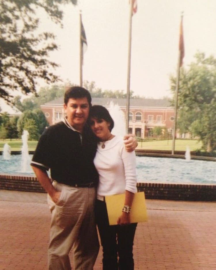 Uno de sus viajes más especiales ha sido cuando su papá la llevó a la universidad. “Mi papi viajando conmigo a Carolina del Norte dejándome en Elon University para perseguir mi sueño de ser periodista”, redactó Maity en su cuenta de instagram.