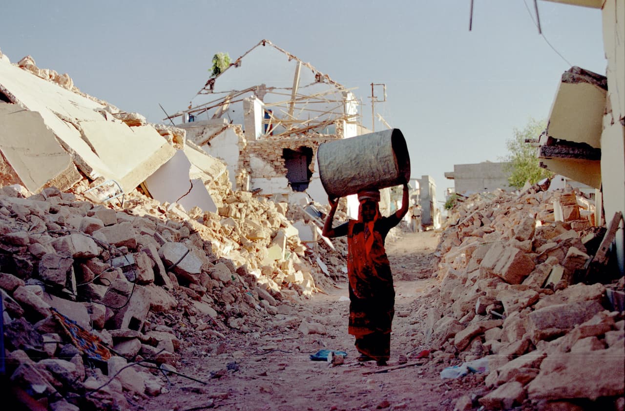 <h2 class="cms-H2-H2">11. Gujarat, India, 26 de enero de 2001</h2>
<br>
<br>➡️ 
<b>Epicentro: </b>Chobari, Gujarat, India.
<br>
<br>➡️
<b> Cifra de fallecidos: </b>Cerca de 20,000 personas. 
<br>
<br>➡️ 
<b>Magnitud:</b> 7.9
<br>