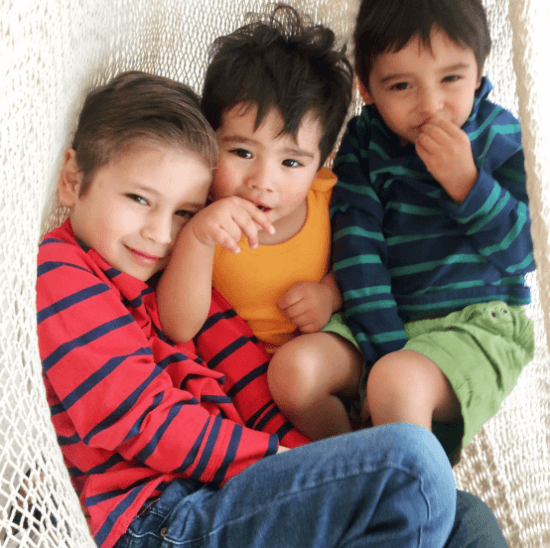 “Apenas era un niño y yo ya soñaba con ser papá, cuando me acercaba a los cuarenta, creí que era un sueño que ya no cumpliría. (...) La vida me hizo padre no de uno sino de tres hermosos hijitos que se llevan muy pocos años entre sí, me sentí abrumado al principio, pero cuando uno pide con devoción, el universo conspira y del cielo te caen pañales”, fue parte del tierno mensaje del actor.