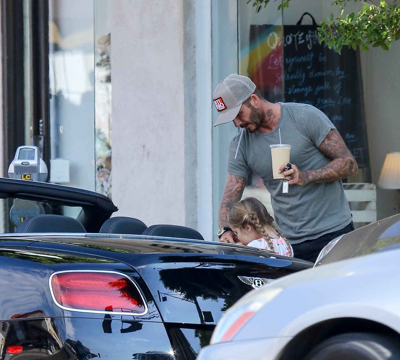 Esta vez captaron al papito David saliendo de una heladería con su nena en West Hollywood.