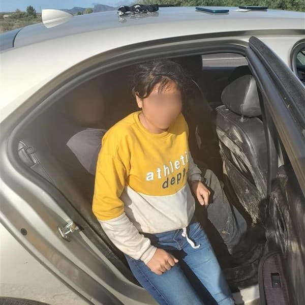 Algunos migrantes vienen hacinados en los vehículos cuando son encontrados por los agentes fronterizos.