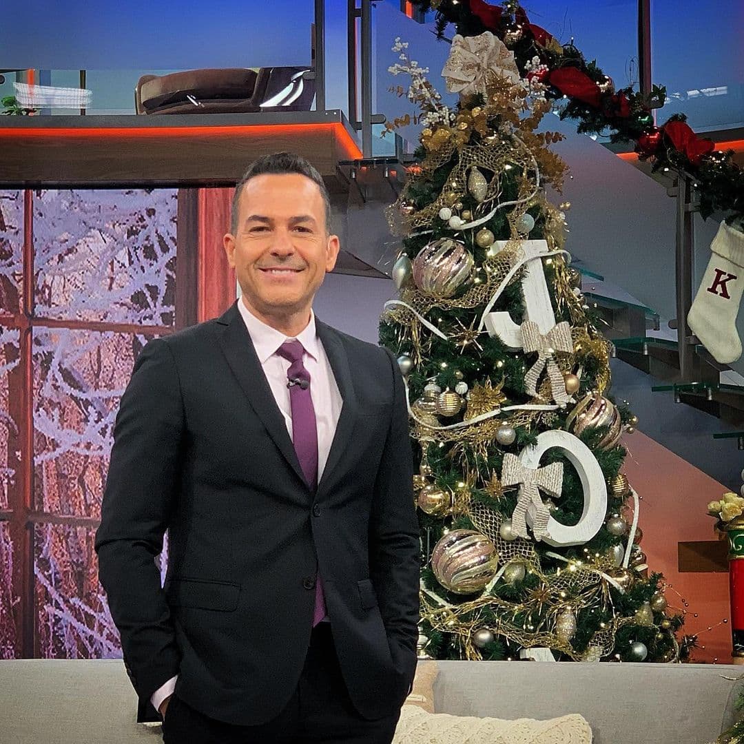 Carlitos Calderón lleva su conteo hacia la Navidad con una sonrisa bien puesta en el rostro.