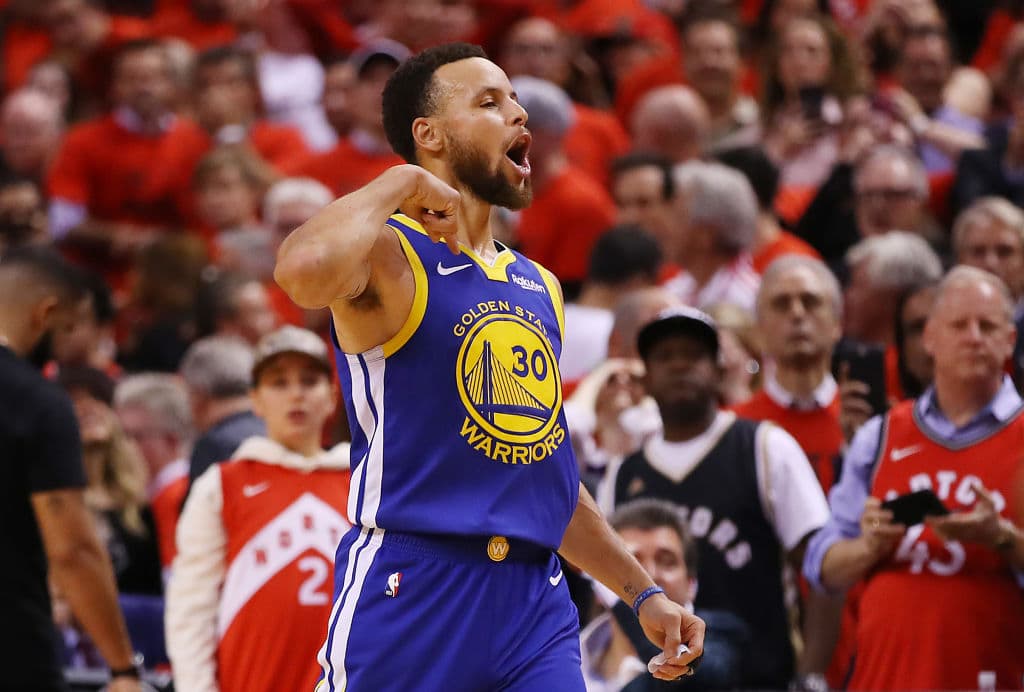 Stephen Curry, con 31 unidades, y Klay Thompson con 26, combinándose ambos para 57 puntos, guiaron a los Golden State Warriors a un agónico triunfo sobre los Toronto Raptors en el Juego 5 de las Finales NBA, eludiendo la eliminación y forzando a un sexto juego, el jueves, en Oracle Arena al ganar 106-105.