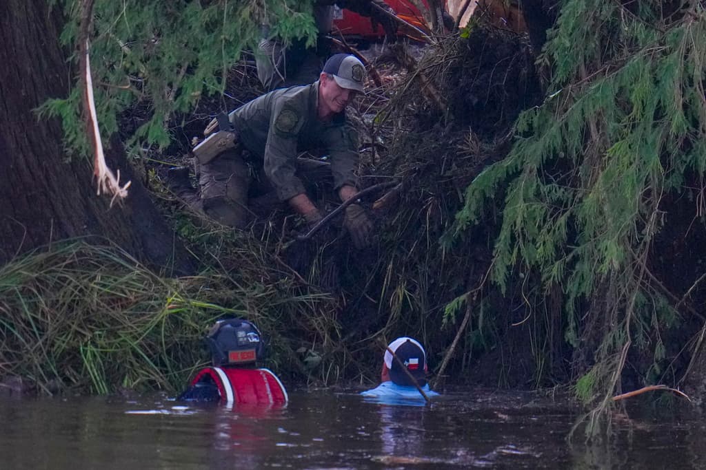 En el río Guadalupe, rescatistas fueron vistos escarbando entre los restos de vegetación que dejó la crecida del río Guadalupe.