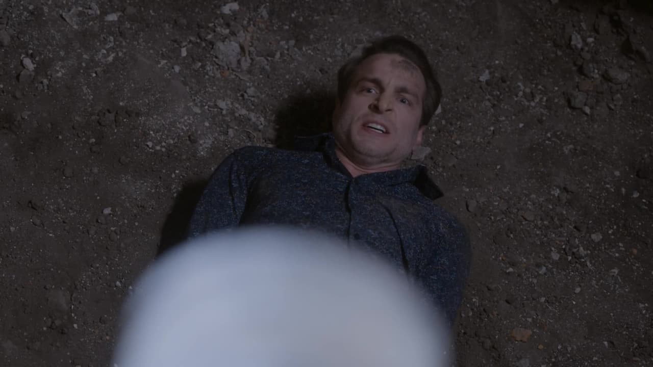 Tras engañarlo con una cita falsa, lo llevó a un terreno abandonado para asesinarlo, y así quedarse con el control de su negocio y de su vida personal. ¿Cómo terminará el romance entre Carlos y Michelle? Descúbrelo este viernes en el gran final de 'Por amar sin ley'.