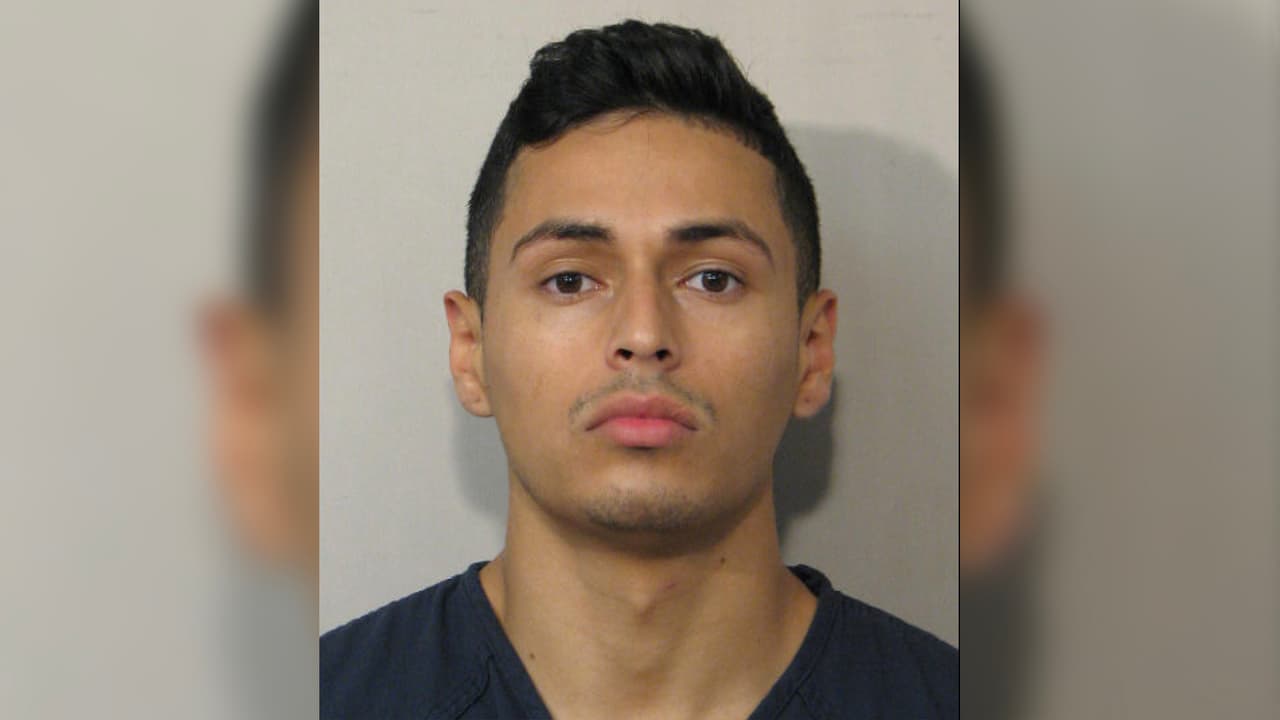 <a href="https://twitter.com/houstonpolice/status/1391872142359236608" target="_blank">Victor Hugo Cuevas, de 26 años,</a> es el hispano identificado por la policía y de quien se cree, escapó con el animal. Autoridades dijeron que
<a href="https://www.univision.com/local/houston-kxln/hispano-que-escapo-con-un-tigre-en-houston-enfrenta-cargos-en-fort-bend">enfrenta cargos por asesinato en el condado Fort Bend</a> aunque está en libertad bajo fianza.