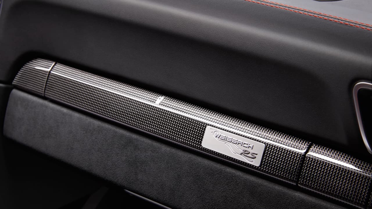 Este paquete consigue reducir 40 libras al ya liviano GT2 RS (3,241 lbs) reemplazando algunos de sus partes por otras fabricadas en fibra de carbono como: jaula anti-vuelcos y el techo. Además, emplearon magnesio para la construcción de sus ruedas.