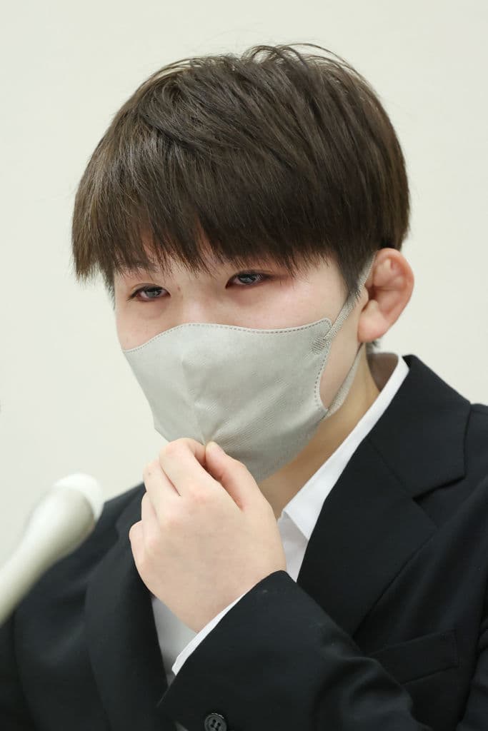 <b>Rina Gonoi</b> — soldado japonés.
<br>
<br>En 2020, Gonoi se sumó como recluta a las Fuerzas Terrestres de Autodefensa de Japón. Un año más tarde, durante un campamento de entrenamiento en la provincia de Fukushima, acusó que varios colegas masculinos la habían agredido sexualmente. El Ministerio de Defensa reconoció tres casos de violencia sexual en su contra por lo que recibió una disculpa a fines de septiembre.