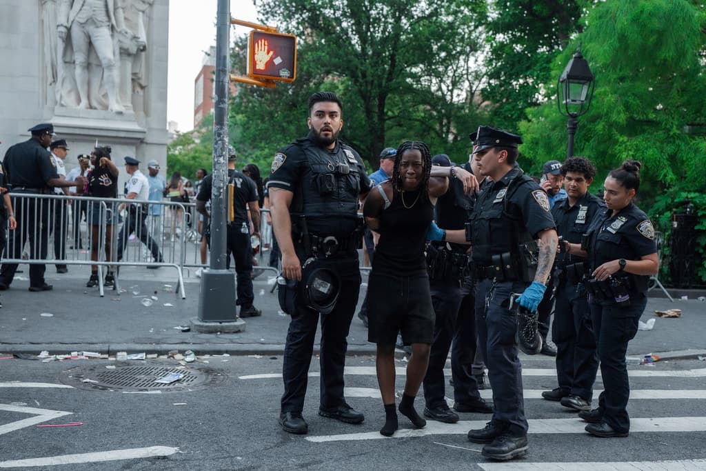 Las autoridades recuperaron un arma en la escena, pero hasta el momento no se han reportado arrestos relacionados con el tiroteo.