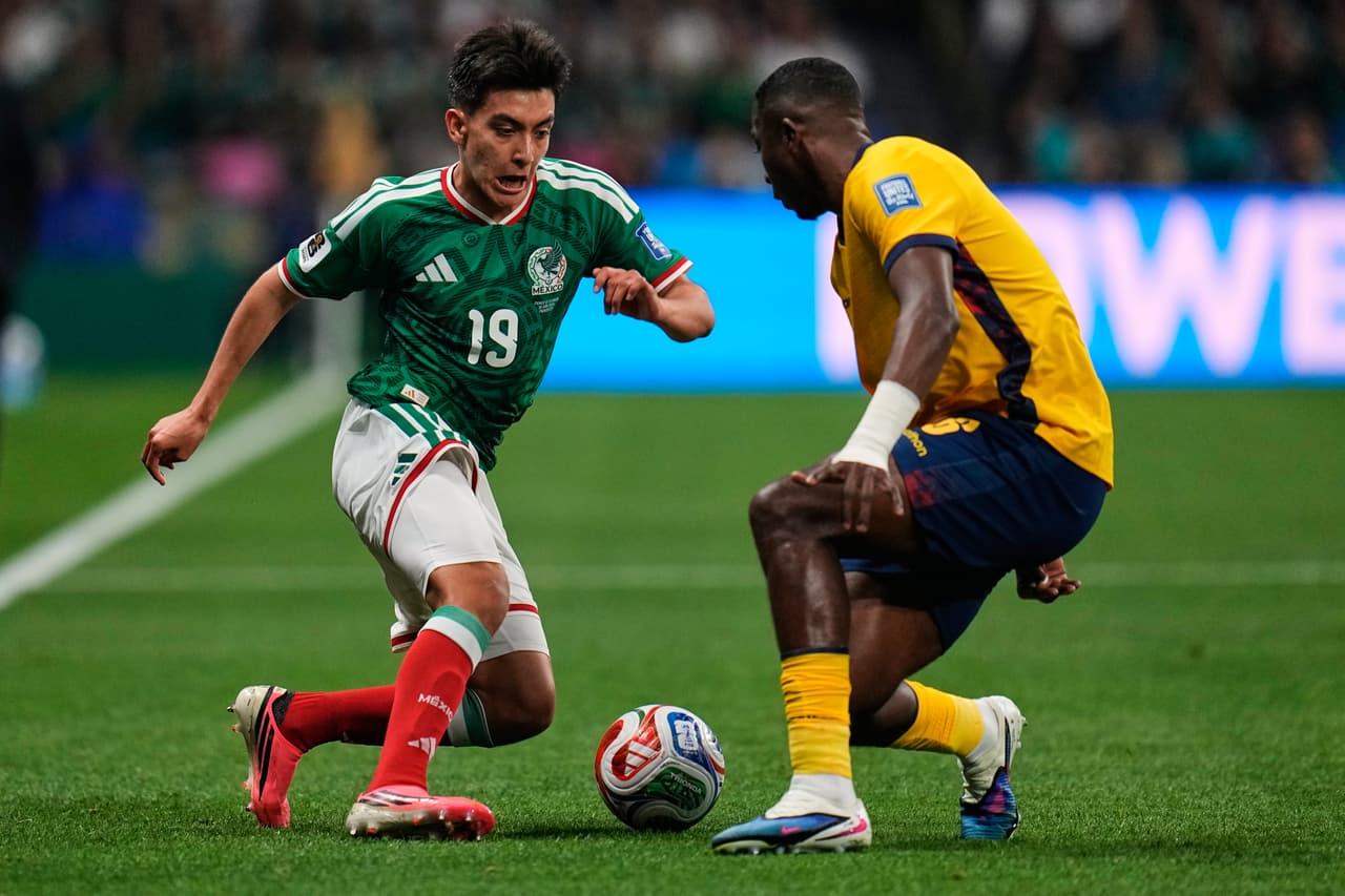 El ecuatoriano Willian Pacho (derecha) disputa el balón con el mexicano Gilberto Mora durante el partido de dieciseisavos de final de la Copa del Mundo en Ciudad de México, el martes 30 de junio de 2026.