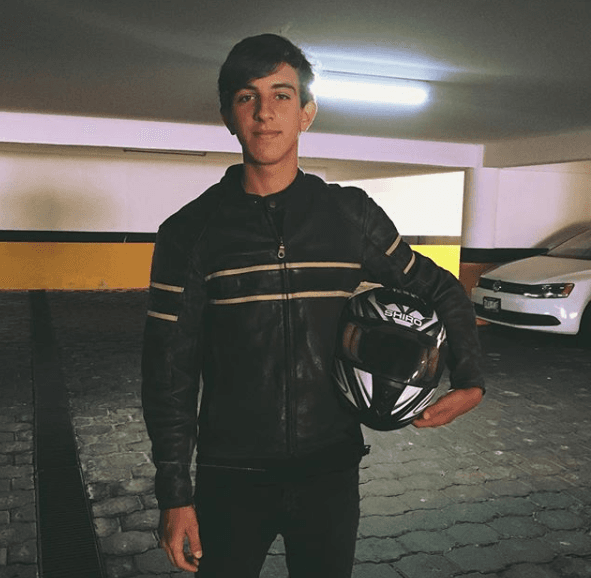 Luca es un joven de 18 años y 
<b>se ha inclinado más</b> por la música.