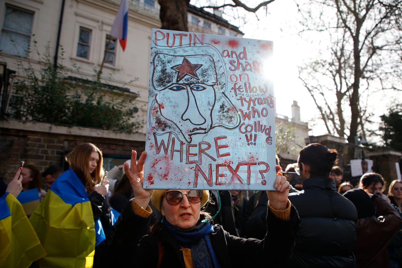 Frente a la Sección Consular de la Embajada de Rusia en Londres, una serie de manifestantes
<b>se hicieron presentes para oponerse a la invasión rusa en Ucrania.</b>