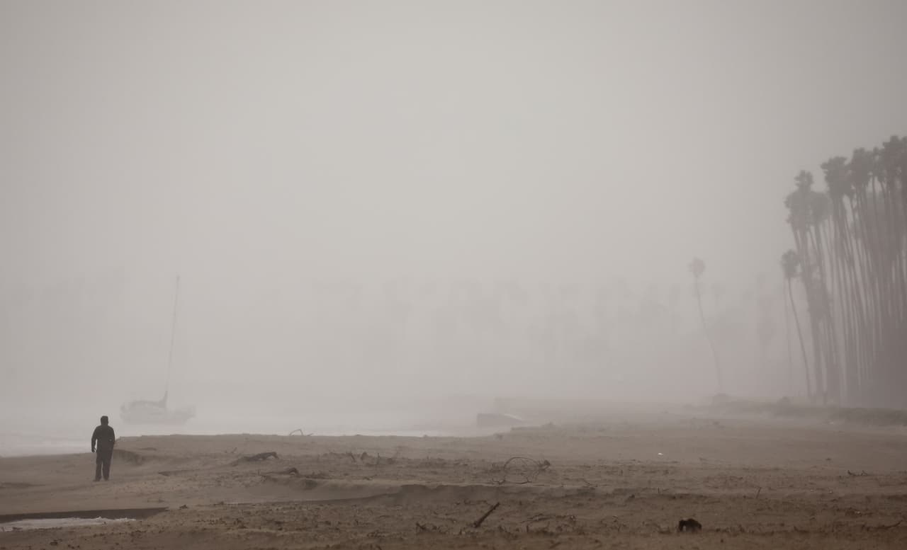 El condado de Los Ángeles como el de Orange, Riverside, San Bernardino, San Diego, San Luis Obispo, Santa Bárbara y Ventura se encuentran bajo estado de emergencia y algunos de ellos esperan más precipitaciones, según autoridades. El segundo río atmosférico aún sigue en el estado.