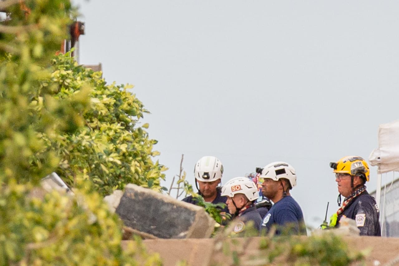 Con las probabilidades de vida decayendo a gran velocidad conforme pasa el tiempo, el esfuerzo de los 
<a href="https://www.univision.com/temas/trabajo">trabajadores</a> no para. 
<b>Con picos y sierras eléctricas, estos grupos de rescatistas rompen escombros grandes de concreto entre púas con varillas de acero destrozadas</b>. Incluso, no faltó quien decidiera usar sus propias manos para tratar de alcanzar rincones pequeños de difícil acceso para la maquinaria. 
<br>