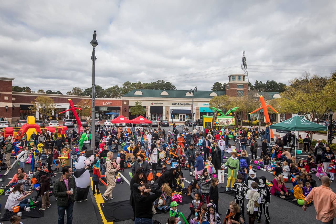 <b>Evento</b>: Boo Bash at The Avenue East Cobb
<br>
<b>Fecha</b>: 28 de octubre
<br>
<b>Lugar</b>: 
<a href="https://maps.app.goo.gl/ApzEsCn6dqB85ouN8">The Avenue East Cobb. 4475 Roswell Rd. Marietta, GA. 30062</a>
<br>
<b>Sitio web</b>: 
<a href="https://avenueeastcobb.com/events/boo-bash/">https://avenueeastcobb.com/events/boo-bash/</a> 
<br>
<br>Los amantes de los dulces pueden ir a The Avenue East Cobb el sábado antes de Halloween para pedir dulces, disfrutar de una fiesta de disfraces, pinta caritas, un artista de globos y más.