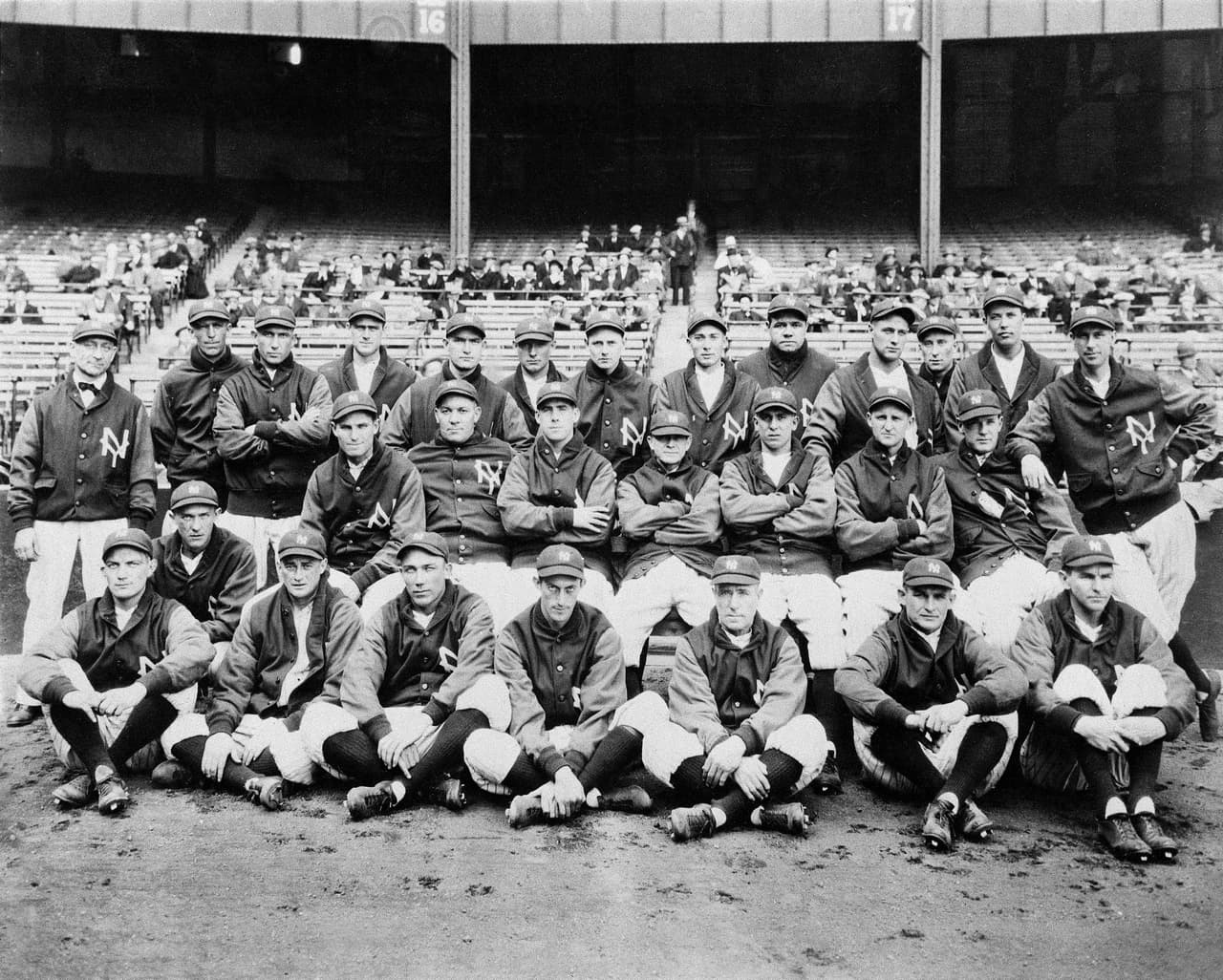 Nueva York nunca había ganado una Serie Mundial. Esa racha terminó en el primer año de actividad del estadio cuando los Yankees derrotaron a los Gigantes en seis juegos, el primero de 26 títulos.