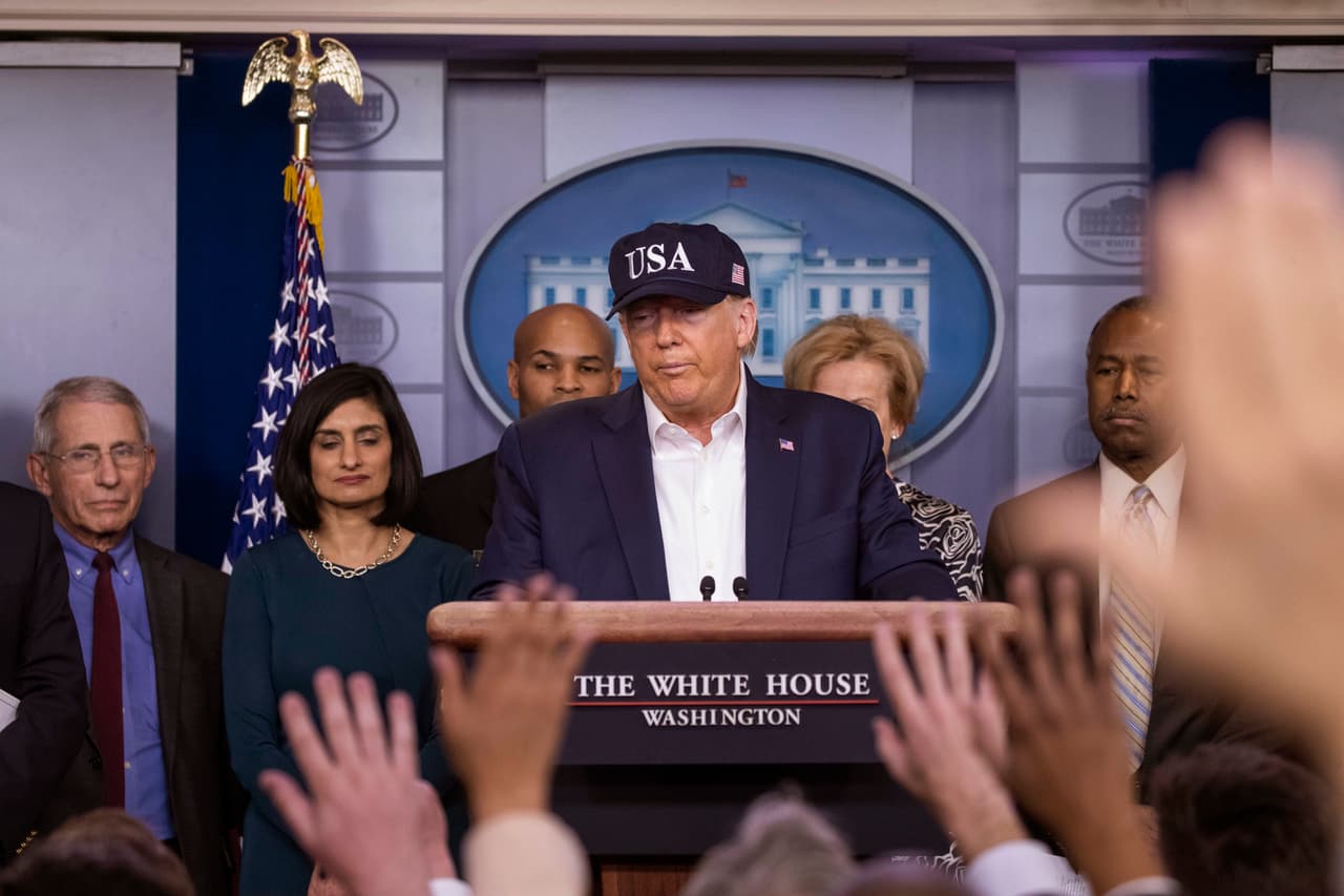 El presidente Donald Trump responde preguntas de los reporteros en la sala de prensa de la Casa Blanca este sábado 14 de marzo de 2020.