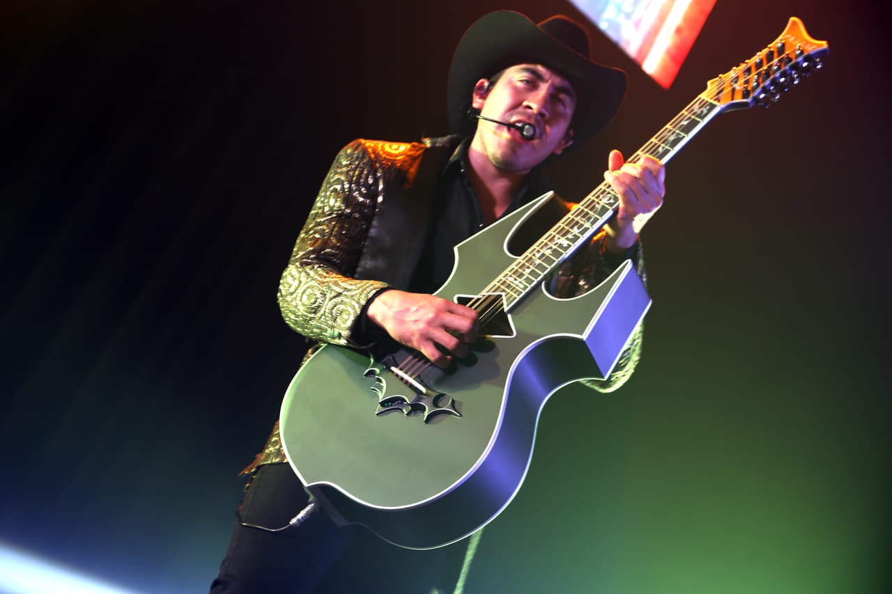 Y así, fueron seleccionando de su amplio repertorio entre corridos y canciones romanticonas.