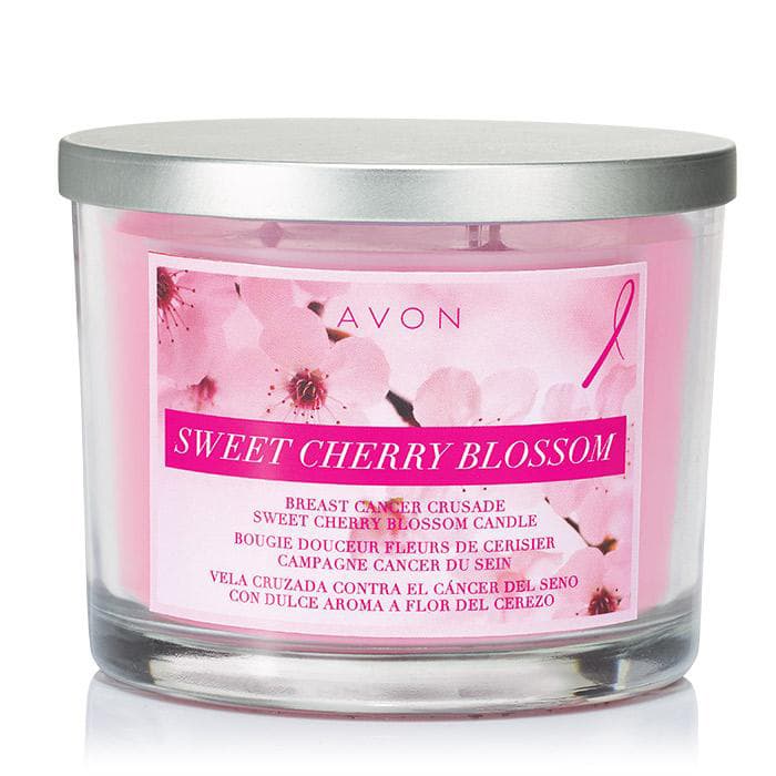 SWEET CHERRY BLOSSOM, Avon, 
<a href="https://www.avon.com/product/breast-cancer-crusade-sweet-cherry-blossom-candle-54589?setlang=en">Avon.com</a>, $10 dólares | Dale a tu espacio favorito el rico de esta vela. Se donará $2 dólares por cada vela que compres a la Fundación de Avon para la mujer, que apoya a los programas de cáncer de mama alrededor de EEUU.
<br>