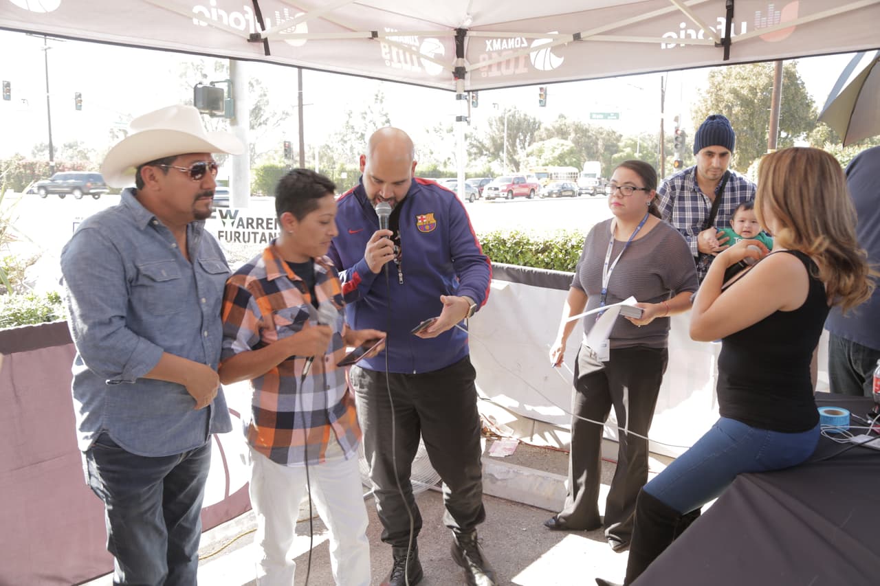 'El Bueno, La Mala y El Feo' entregando boletos en la ciudad de Carson.
