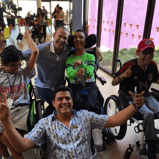 'No hay palabras para describir la emoción que sentí en mi visita ayer al crit san antonio. Me reencontré con mis grandes amigos.. Los milagros si suceden gracias a todos ustedes!! #teletonusa #critsanantonio #gracias ' aseguró Alan