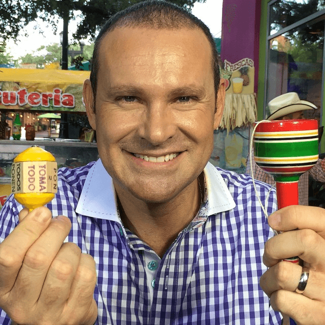 'Grandes recuerdos de mi infancia el balero y la pirinola!!! Hahaha se ve que ya estoy viejito Pero que divertido era !!! Desde san antonio con cariño .. #niñochiquito' compartió Alan