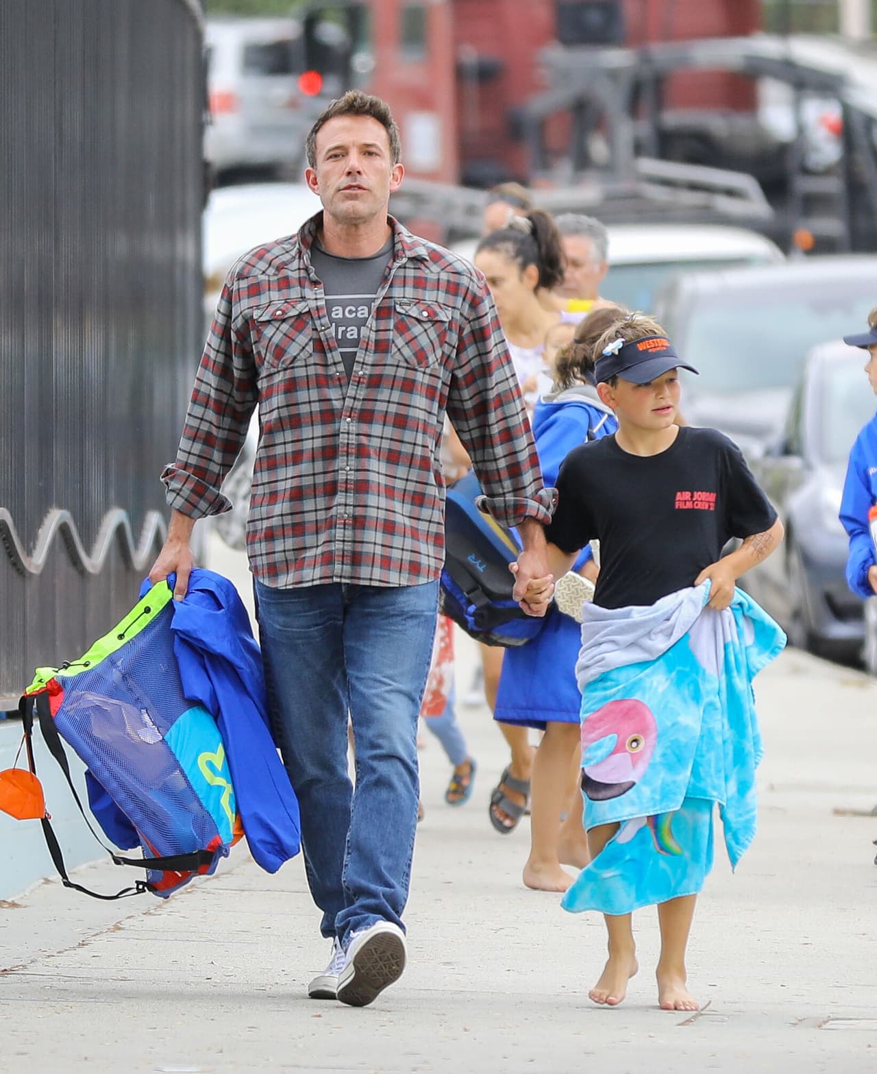 En su papel de papá, Ben Affleck apareció cargando una serie de artículos mientras regresaba a su vehículo con Samuel después de haber estado en la piscina.
<br>