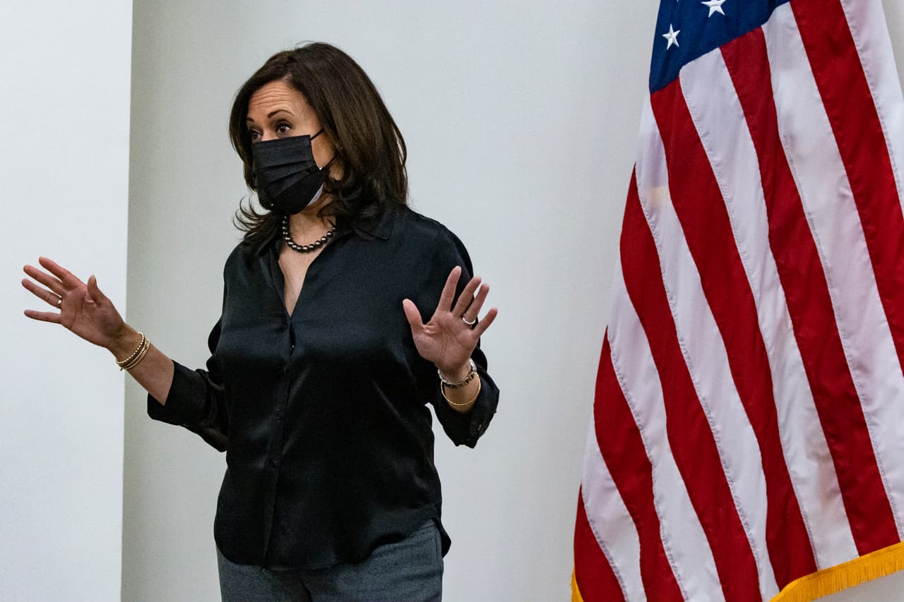 "Quiero animar a todos a que se vacunen. Es relativamente algo sin dolor. Sucede muy rápido. Es seguro", dijo Harris. Doug Emhoff, esposo de Harris, también se vacunó.
<br>