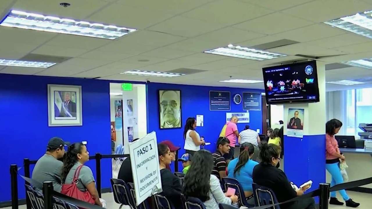 “Un nudo en la garganta”: Comunidad hispana reacciona a fin del TPS y al riesgo de miles de deportaciones