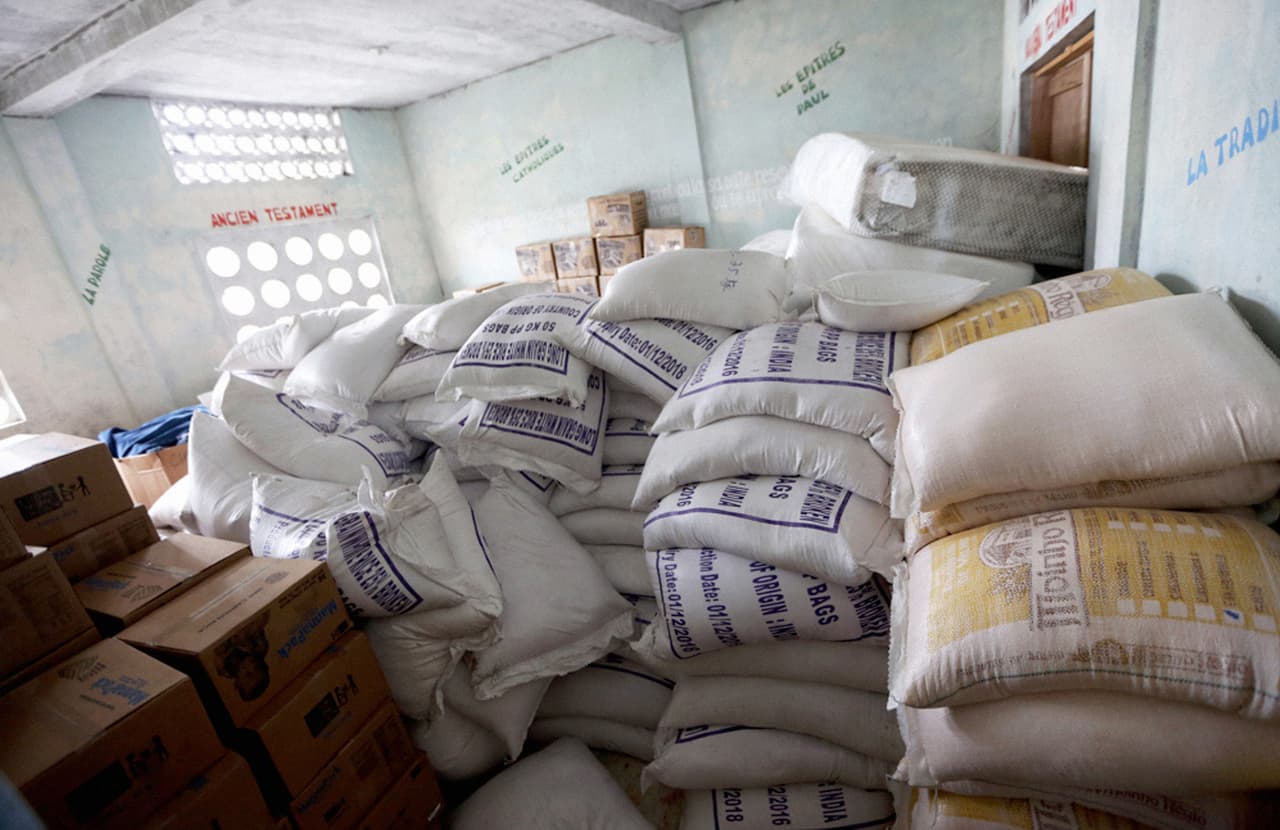 En la fotografía, uno de los almacenes de alimentos de la organización Food for the Poor.