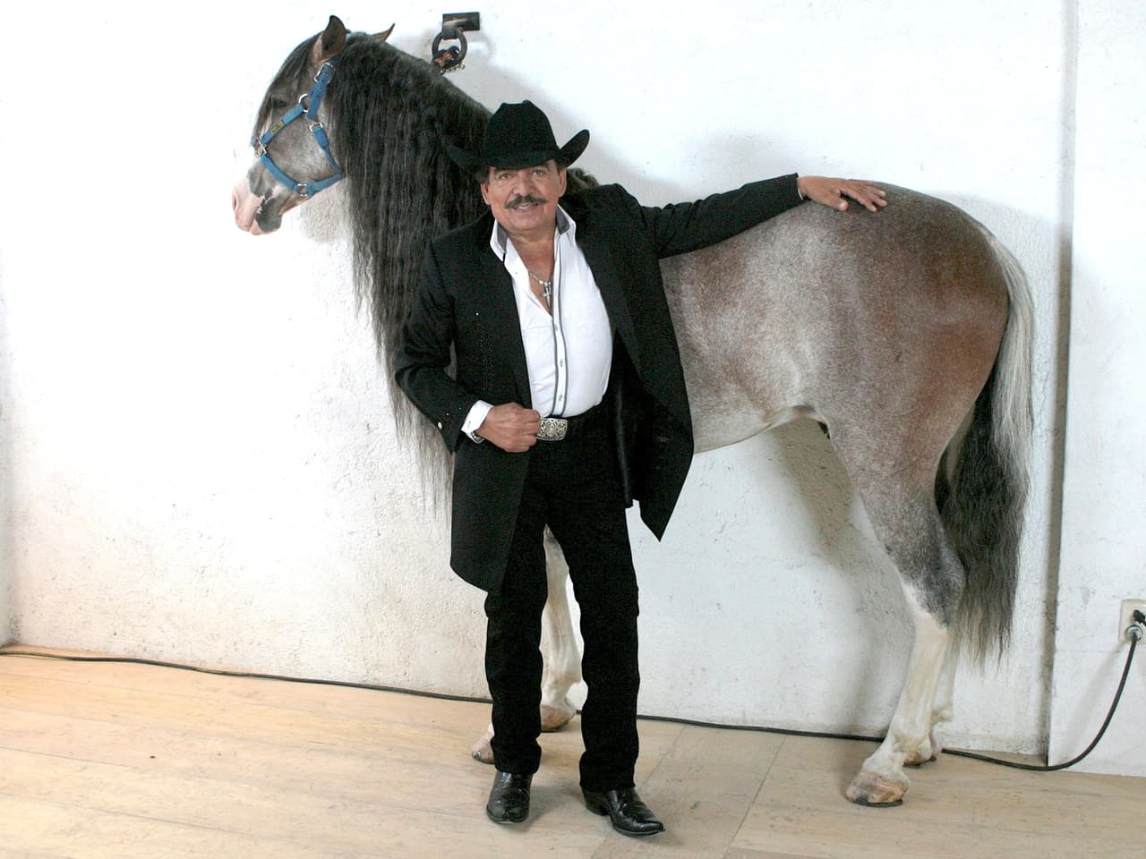 Los caballos eran su pasión, la cual quiso compartirla con sus seguidores. Joan Sebastian donó dos caballos pura sangre de su propiedad, a la Universidad de Guadalajara y a la Fundación RIE, de Nayarit.