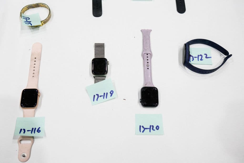 Las autoridades también recolectaron alrededor de 
<b>160 dispositivos electrónicos de la escena</b>, entre ellos relojes inteligentes como los de la imagen. Un reportero de AFP vio alrededor de 20 juegos de auriculares Apple AirPods.