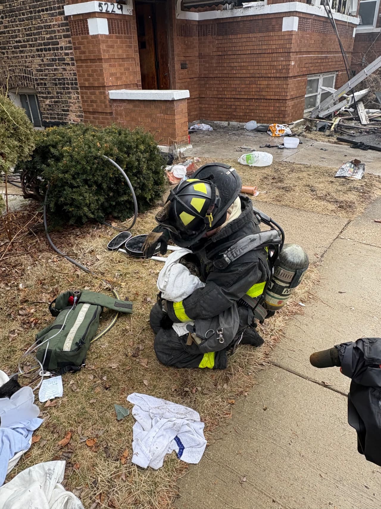 Los bomberos reportaron que las condiciones de acumulación de objetos dentro de la vivienda obstaculizaron significativamente las labores de extinción del fuego. Según testimonios, la escalera del inmueble estaba completamente bloqueada por objetos acumulados.