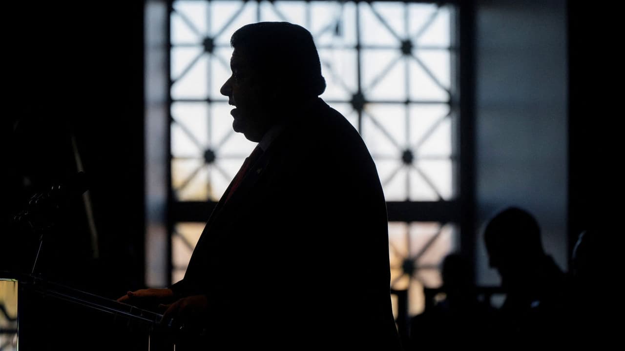 Pritzker revela cómo la historia migrante de su familia marcó su postura sobre inmigración